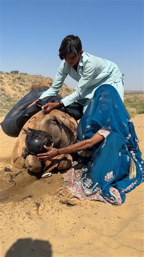 😱😱مشهد غامض في الصحراء: سحابة سوداء تظهر خلف الجمل