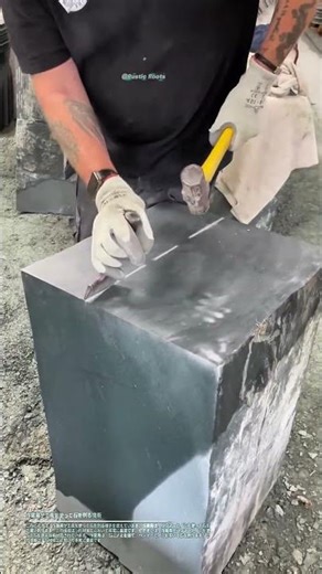 作業員が工具を使って石を割る技術