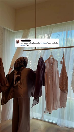 Offline Store BYNISSA & MUTMA sekarang sudah dibuka ✨ Silakan datang langsung mulai hari ini untuk melihat koleksi kami secara langsung, mencoba produknya, dan tentu saja bisa langsung berbelanja. ⏰ Jam Operasional: • 13–15 Maret : 10.00 – 17.00 WIB • 16–20 Maret : 10.00 – 20.00 WIB Lokasi : PUTHIC OFFICE (ada di google map) Datang saja, lihat langsung bahannya, try on, dan pilih yang paling kamu suka. See you di offline store kami 🤍✨