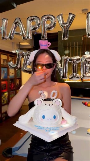 JENNIE IS NOW THIRTYYYY😍