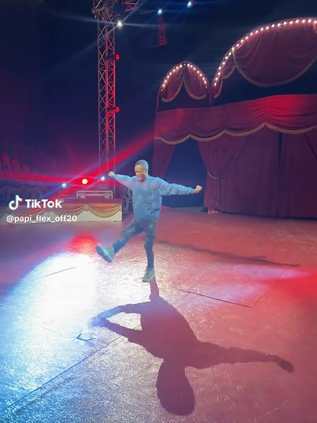 Les amis , Qui est dans les environs de Villeneuve-sur-Lot, près de Toulouse (France) ? Je suis là pour deux semaines de spectacles de Noël.