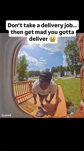 dálx on Instagram: "An Instacart couple snapped on a customer for not coming outside to help with groceries — and the whole thing was caught on the Ring camera. So be real… 🤔 Should customers be required to help carry groceries, or is that literally what delivery means? 👇👇👇 🎥: @the_treshaunda"