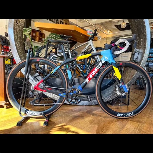 【DT SWISS ERC 1100 DICUT ご納輪いたしました】 よりハイグレードなホイールをとERC 1100 DICUT 45 をお選びいただきました❗️ セラミックベアリングを使用し、ラチェットの爪は36Tと踏み込んだ時のトルクのかかりもしっかりと👍 45mmハイトのリムにエアロスポークとエンデュランスモデルでありながらしっかり空力も考えて設計されています✨ 新たなホイールでロングライド、ぜひ楽しんでくださいませ😊 ■■□————————□■■ 大阪市平野区のスポーツ自転車のお店です。 スポーツバイク専門店として、ロードバイク、クロスバイク、マウンテンバイク、子供車etc様々な種類の自転車を取り扱っております。 【店舗名】 スクアドラ大阪平野 【住所】大阪市平野区流町1-5-14 〒547-0032 【電話番号】 ☎︎06-6709-1557 【ホームページ】 http://www.bps-squadra.com/ #近くの自転車店 #自転車 #スクアドラ #スクアドラ大阪平野 #squadra #ロードバイク #マウンテンバイク #クロスバイク #mtb #ビッグプー