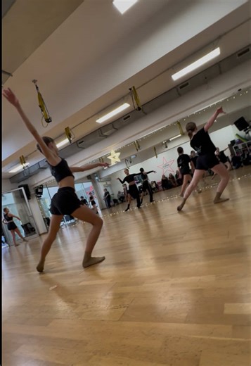 Nella nostra lezione aperta di Contemporary Fusion 14/16 i corpi parlano, le emozioni prendono forma e l’energia del gruppo fa la differenza 💥🖤 Movimento, ascolto, sperimentazione… e tanta passione 🔥 Scorri il reel e lasciati trasportare 🌊🩰 #ContemporaryFusion #OpenClass #DanceSchool #TeenDancers #FeelTheMovement 💫