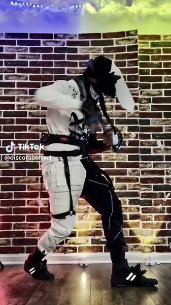 Full Body Tracking Setup #questpro #vivetrackers #htcvive #vrchat #basestations #vrdance