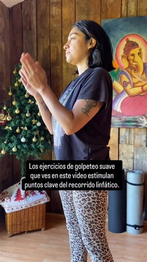 ✨Ejercicios del cuerpo y vientre a la mente. El sistema linfático cumple una función central en la depuración, el drenaje de líquidos, la respuesta inmune y la regulación de la inflamación. A diferencia del sistema circulatorio, no tiene una bomba propia, por lo que necesita del movimiento, la respiración y la estimulación manual para activarse. Los ejercicios de golpeteo suave que ves en este video estimulan puntos clave del recorrido linfático: 🔹Parte interna del codo: zona donde convergen va