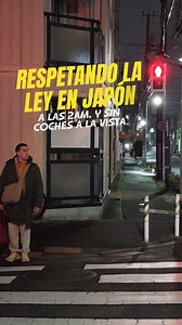 4.7K views · 995 reactions | POV: Estás aprendiendo lo que significa el RESPETO en Japón.  No hay coches, no hay cámaras, solo tú y un semáforo en rojo. ¿Esperas o cruzas?  En Japón el civismo no es una regla, es un estilo de vida. No se trata de si alguien te ve, sino de respetar el sistema que hace que todo funcione. La paciencia aquí es de otro nivel. ✨ #HumorViajero #ChoqueCultural #JapanTrip #SoloEnJapon #respeto | Japón Entre Amigos | Facebook