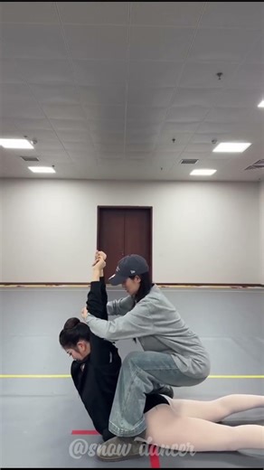 ストレッチの指導を受ける女子生徒