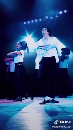 🤌🏻 #michaeljackson #moonwalk #fyp #fypシ #mj #kingofpop #90s #mjinnocent #trend #foryoupage