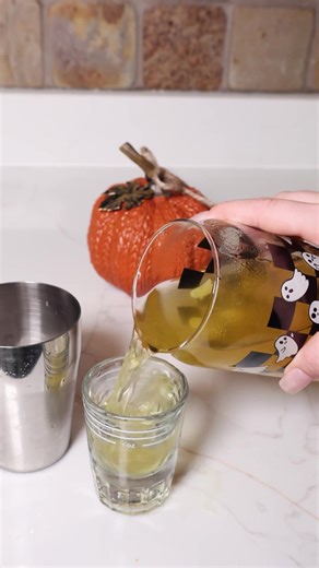 We’ve got a fun tea twist on a classic mule for your holiday parties this season💫 Make this into a fun cocktail or you can easily create a great mule mocktail by skipping the spirts there is no right way to make this only fun ones! Recipe below ⬇️ Using our Organic Turmeric Ginger tea, brew a concentrate of ½ cup. Set the tea aside to cool, add 2 oz vodka or gin plus 1/2 oz lime juice to a glass to a shaker. Add in your tea and shake until chilled. Pour over ice with lime wheel garnish and top 