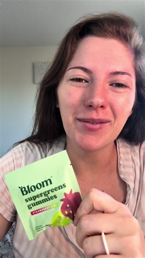 Bloom gummies strawberry and kiwi flavored #bloom #bloomnutrition #bloomgummies #bloomnutritiongummies #gummie