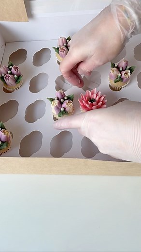 Mini cupcakes 🌸💕 Although this appears to be super quick - the whole process took around 2 hours including the baking! My mini cupcakes are made using my oil based batter, they are always eggless and super moist! A recipe I created myself and am very proud of 😄 I always use American buttercream for the flowers 💐 . #cake#cupcakes#cupcakedecorating#piping#baking#minicupcakes#flowercupcakes#floralcupcakes#petalsbakehouse | Petals Bakehouse