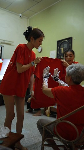 我常常会想💭 如果时间越来越少， 如果终有一别， 而我能做什么减少遗憾？ 我婆婆是一位非常担心麻烦任何人的人， 早在两三个月前，她用很婉转的方式， 跟我说起了家庭衣这件事， 我知道她很怕麻烦我， 但这是她老人家的心愿， 一定必须要完成。❤️ 于是， 我们这一家有了属于自己的家庭衣。 左上靠近心房🫀的位置， 有一个属于我们家的Logo， 是由公公婆婆的姓氏组成的【王 林】🏡 希望我们家的每一位都把家放在心里， 一起守护好这个有婆婆在的家。💗 这一次决定一定要加上婆婆的姓氏林， 婆婆很开心，这六十多年， 她为王家子子孙孙操持劳碌， 已经把自己的一切都投入在这个家庭， 但我想通过这个Logo， 让婆婆记得她自己是谁，她想成为谁。🥰 这个甲骨文的林字，是婆婆自己选的。❤️ 📷全家福🧑‍🧑‍🧒也是婆婆的心愿， 竟然做好家庭衣，那么全家福就一起安排了吧！这也是第一次有摄影师来为我们记录，摄影师说，我们一家人太有爱了🥰 我们一起为这件家庭衣添上了 【婆婆永恒的拥抱】🫂❤️ 是婆婆留给我们永永远远的一份礼物🎁 我们将会永远记得当下那个拥抱， 记得那一天我们满心欢喜， 我们快乐也