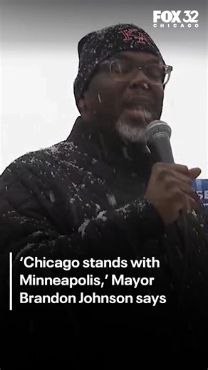 “Chicago stands with Minneapolis,” Mayor Brandon Johnson said Sunday as protesters rallied in Chicago after the fatal shooting of Alex Pretti. | READ: bit.ly/3ZxWdy1 | Fox 32 Chicago