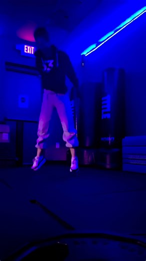 Warm-up isn’t about “getting loose.” It’s about turning things on. Before you lift, run, or hit a hard workout, your body needs a signal. 📢 Hey. We’re about to move. Pay attention. First set feels clunky. Balance is off. Timing is weird. Second set improves. By the third, things feel smooth and automatic. That didn’t happen because your muscles changed. It happened because your nervous system woke up. 🤸🏽‍♀️ A good warm-up tells your brain where your joints are. It improves coordination, timin