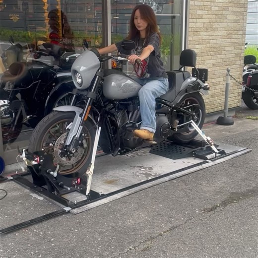 ハーレーダビッドソン奈良 on Instagram: "好評につき、今月も開催決定❗️ 「ハーレー体験会」 9月27日(土)、28日(日)の2日間👍 ハーレーダビッドソン奈良店頭にて開催❗️ バイクに乗った事ない方、ハーレーをゆっくり見た事がない方、ハーレーに乗った事が無い方、そんな初めての方、大歓迎です😁 ハーレー体験会はジャンプスタートやご試乗でハーレーをご体感頂けるイベントになります。 ハーレーの擬似体験が出来るのがジャンプスタートです。 二輪免許をお持ちでない方でも、ハーレーに跨り、エンジンをかけ、アクセルやクラッチ操作が出来ます。 ※長ズボン、スニーカーなど素足が見えない服装 ※中学生以上でステップに足が届く方 店頭試乗会も同時開催❗️ 当店の試乗コースはゆったり約12キロ、じっくりハーレーを体感して頂けます。 試乗車ラインナップ X350 X500 RH975Sナイトスタースペシャル RA1250Sパンアメリカスペシャル FXBRブレイクアウト FXBBストリートボブ 2025年式 FLTRXロードグライド ※試乗車は変更になる場合がございます 更に中古車フェアを