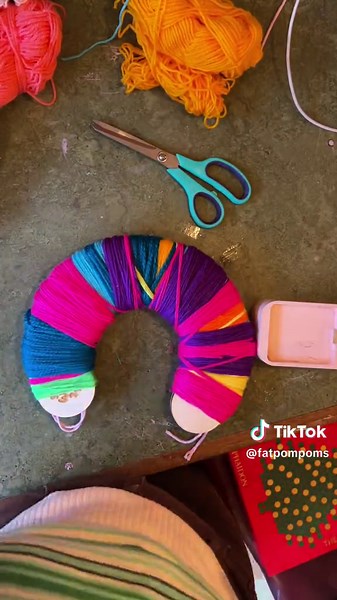 Giant Pom Pom Making Timelapse #crafttok #yarntok #pompoms