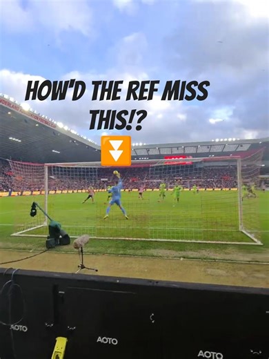 Leno tips over the bar but ref fails to give corner #safc #fulham #Pawson