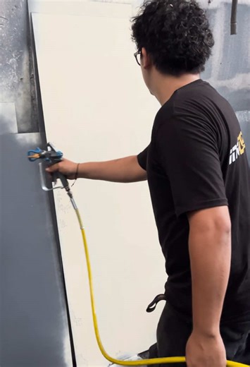 PROBANDO PINTURA EPOXICA CON LA AIRLESS 700 RT🔥 📲Para más información 51 901 332 628 #airless #linelazer #rextech #pulverizador #pintarrayas #airlessperu #perú #equipodepintura #contractor #limaperu #linelazerperu #airlessspraypainting