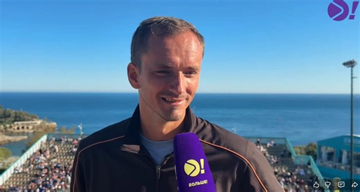 😂 Jajaja, simplemente Daniil Medvedev:🗣 "No creo que nadie en el mundo pueda decirme algo sobre el tenis en tierra batida que me haga pensar: '¡Wow, cómo no lo sabía antes! Ahora voy a jugar todos los Roland Garros como Nadal'".