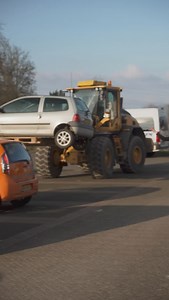 We slepen alles aan voor Rinoceros feestweekend, zelfs de auto’s! 🎉🚗 #auto #weekend #feesten #tentfeest #groessen #rinocerosfeestweekend2025 | Rinoceros Groessen