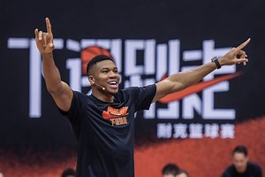 Drake Claims Giannis Antetokounmpo Couldn't Walk Him Out In Milwaukee Because The NBA Star Is On "Vacation"
