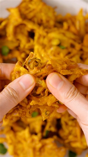 Easy crispy vegetable fritters recipe you will love! Ingredients Onion 1 ( Cut thin slices ) Carrot 1 ( Shredded ) Potato 1 ( Shredded ) Green chilli 2-3 ( cut thin slices ) Oil for frying ( vegetable or neutral flavour oil ) For Batter & Spices Gram flour or chickpea flour ½ cup ( About 60 grams ) Corn starch 5-6 tbsp Water 2-3 tbsp Chilli powder 1 tsp Turmeric ½ Garam masala 2 tsp Cumin powder ½ tsp Coriander powder ½ tsp Salt 1 tsp Pepper ½ tsp to taste #vegetables #fritters #easyrecipes | Kh