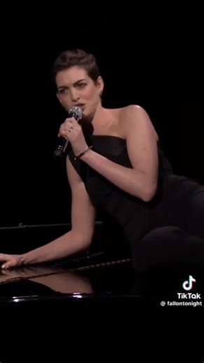 PER*A, NO MATES MI VIBRA. 🎹🎶🎤🎤 Jimmy Fallon, Anne Hathaway. El beso que le lanza Anne al final a Jimmy. 😍🥰 | Jimmy Fallon Latin America FANS