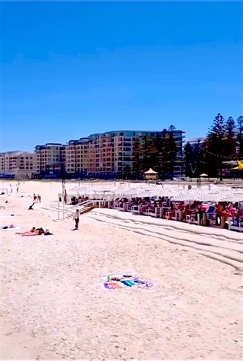 Glenelg Beach is one of Adelaide’s most loved metropolitan seaside spots easygoing, lively, and perfect any time of year only 22 minutes from the Adelaide city centre. Why people love it 🌊 Wide sandy beach ideal for swimming, walks and relaxing 🌅 Stunning sunsets over the Gulf St Vincent 🚋 Iconic tram ride straight from the city to the beach 🍽️ Jetty Road vibes with cafés, pubs, ice-cream shops and boutiques 🎡 Family-friendly foreshore, playgrounds and events In 🎣 Glenelg Jetty for fishing