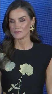 Su Majestad la Reina Letizia impresionante en una entrega de premios #seselleman #reinaletizia