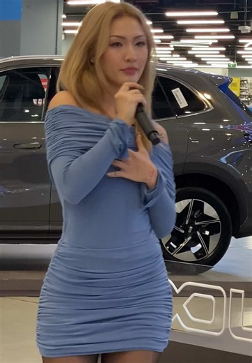 Naomi trình diễn live tại trung tâm thương mại