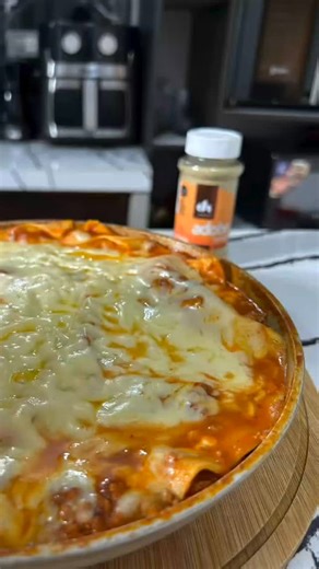Dulce Sueño JGIC - Con Sabor Venezolano on Instagram: "‎ ‎Lasaña en sartén, con Adobo Heda ‎ ‎Credito @eliexercocina ‎ ‎ℝ𝕖𝕔𝕖𝕥𝕒 ℍ𝕖𝕕𝕒 ‎•5 tomates ‎•1 Cebolla cabeza ‎•1 Pimentón ‎•5 Dientes de Ajo ‎•300gr Carne Molida ‎•8 láminas de pasticho ‎•Adobo Heda ideal para tus carnes. ‎•200gr Queso mozzarella ‎ ‎Es importante que la carne que de jugoso para que las láminas de pastilla puedan ablandarse ‎Y para eso puedes utilizar agua o caldo? ‎ ‎¿Hiciste la receta? ¡MUÉSTRAME! 👀 Etiquétame en tu