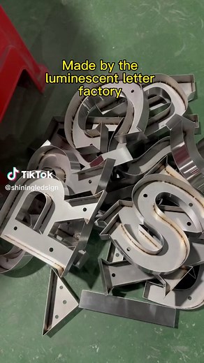 #stainlesssteel #golds #customsigns #factsoverfeelings #ledlights #neonsigns #glass #signage
