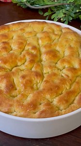 Chi non ama la focaccia? Se poi è di patate con la ricetta di Allacciate il grembiule di Luisa Orizio il successo è assicurato! Semplice e perfetta per il pranzo!😍🥔 Ingredienti: 400 g farina 0 (o manitoba) 300 g patate 150 ml olio extravergine d’oliva 200 ml latte 8 g lievito di birra fresco 2 cucchiaini sale Preparazione: Lavate le patate con la buccia e mettetele in una pentola di acqua fredda. Accendete il fuoco e fate cuocere le patate fino a che risulteranno cotte poi schiacciatele mentre