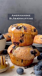 Annonse🫐Jeg har perfeksjonert store amerikanske blåbærmuffins, her er et par triks jeg skal dele med deg👇🏼 🍁Riktig ovnstemperatur, først høy så lav 🍁Honning fra @honningcentralen for sødme og smak 🍁Kulturmelk og rømme for smak og saftighet 🍁Smør for smak og olje for saftighet 🍁Overfylle muffinsformene For noen muffins! Store, saftige og smakfulle smaksbomber som du så absolutt burde prøve å lage. Deilig blåbærsmak og en subtil sødme fra favorittblikkboksen med gyllen honning fra norske b