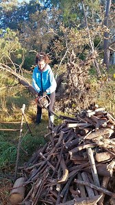 17K views · 3.6K reactions | A leña quenta 7 veces: Cortar, picar, acarrexar, fender, carjar, arrombar e queimar | Nuska Chousa | Facebook