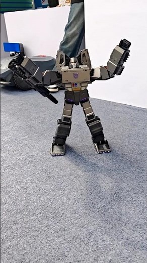 Robosen Flagship Soundwave: Auto-Converting Robotics Engineering! 🤖