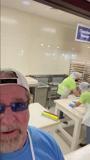 Does the Hoppa On Hoppa Off Shuttle Bus 🚃 in Hilo Hawaii stop at Big Island Candies Factory?