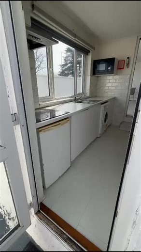 Acomodações Dublin on Instagram: "Flat Couple available – D07 📍 Cabra Road, D07 Move-in date: Immediate 🏠 Flat available for a couple or two friends who don’t mind sharing a bed. It cannot be rented to more than 2 people. 🏠 Fully equipped flat with all utensils, separate bedroom and kitchen, electric shower, washing machine, and private garden. 🛏️ Double bed – cannot be replaced if rented by two friends. 🚌 Bus: 38,38A,122, 24hours bus: 39A,39 🗑️ Waste collection included in the rent. 💸 