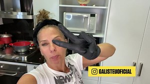 Adriane Galisteu on Instagram: "Gente, hoje é dia de receita e, como o Alê ainda tá com dor, quem manda na cozinha hoje sou! Resolvi fazer uma receita fit que é deliciosa e sucesso por aqui. Me conta aqui, vai fazer aí também? O link está no meu perfil!😘"