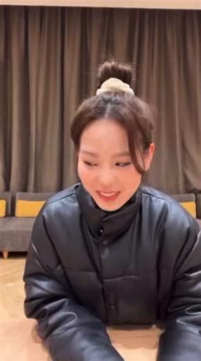 Sana said on Bubble that she saw a clip on Twitter from NiziU Mako & Rima’s live, where Mako said “RAMEN DESU” while calling Rima.She said it made her laugh so much, and that Rima’s reaction was the highlight too. She even said Mako and Rima are the best😂Its so sweet to see Sana paying attention to her juniors and she is really an OG Twitter user because how did she even find that old clip from 2023 live😭