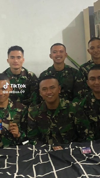 Exploring Coordinated Hand Gestures in Camouflage Uniforms