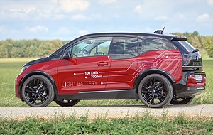 Was passiert eigentlich, wenn man in einen BMW i3 eine Batterie wie von einem Tesla Model S P100 D einbaut? Ganz einfach: Der Kleinwagen hat 700 Kilometer Reichweite! | auto motor und sport