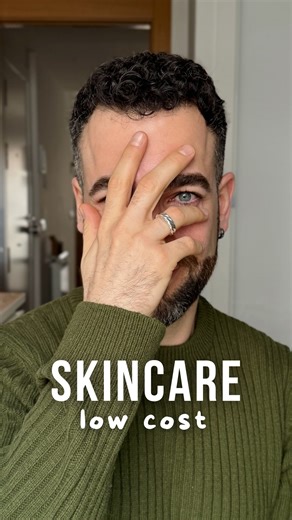 Jorge Toledo | Skincare & Lifestyle on Instagram: "🚀 SELECCIÓN SKINCARE: VERSIÓN LOW COST 🚀 Hoy te traigo una selección de productos de skincare económicos, perfectos para empezar tu rutina sin dejarte un dineral 💸 Sí, luego a la larga merece la pena invertir en opciones más efectivas, pero eso lo dejamos para los siguientes reels 😉 La mayoría los puedes encontrar online y en perfumerías como Druni o Primor, y los coreanos en @yesstyle_es (usa mi código JORGE10 para -10% ✨). Te detallo las m