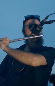 In Between has become an event where music joins a celebration of different expressions. Feel Dr., musician from Barcelona resident in Mexico brings an special sound mixing his background of solo instruments and ethnic choirs. | AZULIK