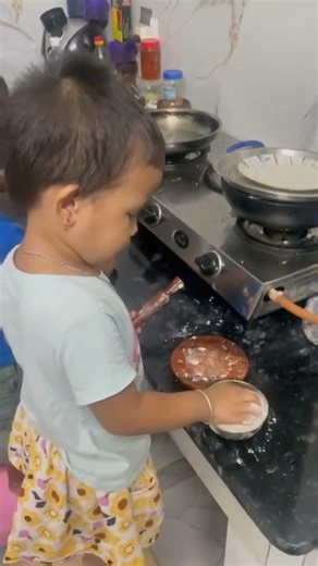 Mari bati roti banana shik rahi ha