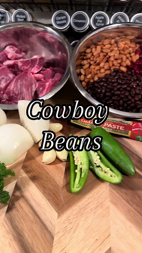 🔥Slowcooked shredded Pork and beans at its finest🐷 #cowboy #beans #pork #slowcooked #onepotmeals #barbeque #country #countrycooking #comfortfood #easymeal #sundaydinner #familydinner #cookout #recipe #newrecipe #slowcooker #jalapeno #texasholdem #countrylife #recipesoftiktok #cookwithme #homecook #homechef