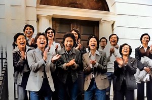 Hari pertama di MSD Bryanston Square, London ketika usia kami masih 17 tahun. Saya di tengah dengan jaket denim Lee. Ketika itu PM Malaysia ialah Tun Hussein Onn. | Zainuddin Omar