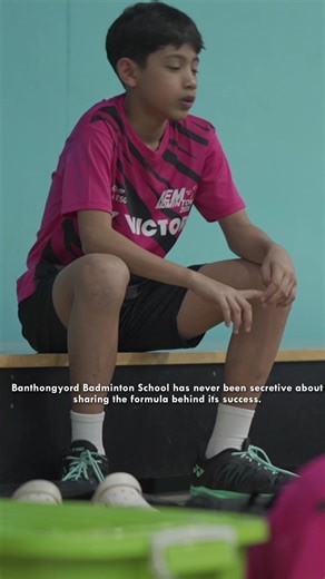 ASTRO KEM BADMINTON 2025 LULUS UJIAN BANTHONGYORD BADMINTON SCHOOL Lapan peserta Astro Kem Badminton 2025 yang sertai kem latihan selama tujuh hari Disember 2025 lalu dapat pujian Ketua Jurulatih Banthongyord Badminton School, Xie Zhihua. Saksikan episod penuh hanya di Astro Arena saluran 801 pada Isnin, 5 Januari 2026 jam 9.30 PM. Strim episod penuh ini di platform media sosial youtube Astro Arena pada selasa, 6 Januari 2026 jam 8.00pm #TheBangMedShow