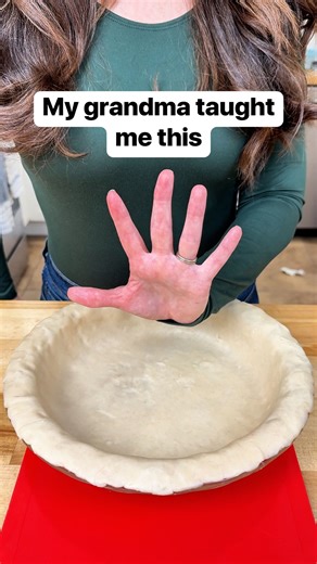Liz Richards | Daily Original Vids on Instagram: "Easy way to create perfect pie crusts edges for the holidays 🥧 #holidaybaking #pies #bakingtips #homemade"